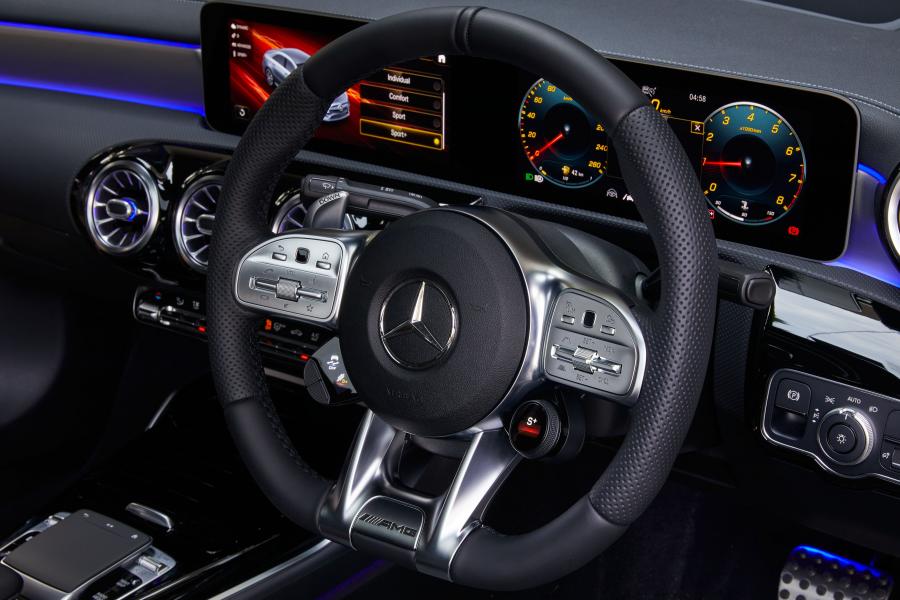 Панель приборов Mercedes-AMG A35 4Matic Sedan (V177) 2020 года  (AU) (фото 29 из 41)